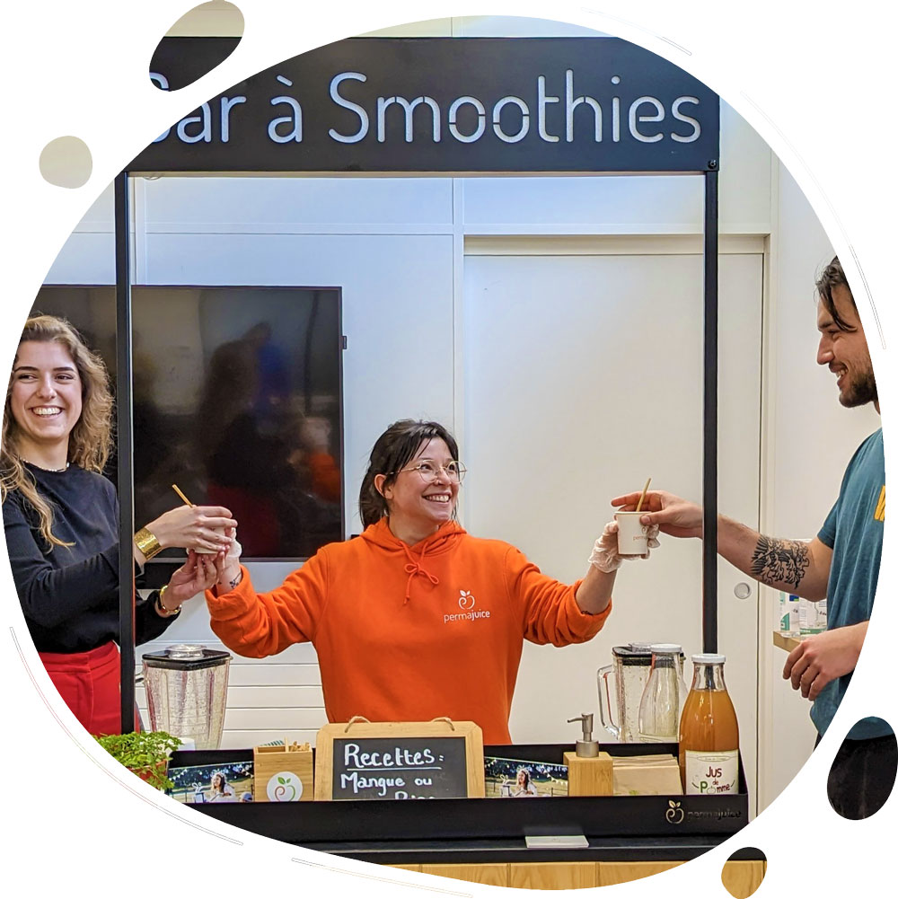 Animatrice souriante distribuant les smoothies aux participants