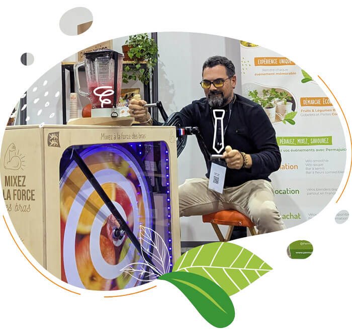 Visuel d'une personne qui utilise un vélo smoothie inclusif avec ses bras pour faire son smoothie