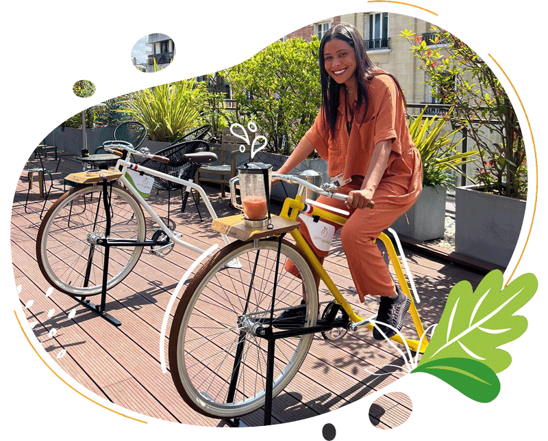 Une personne qui pédale sur un vélo blender Vintage jaune, dans un contexte RSE et écologique