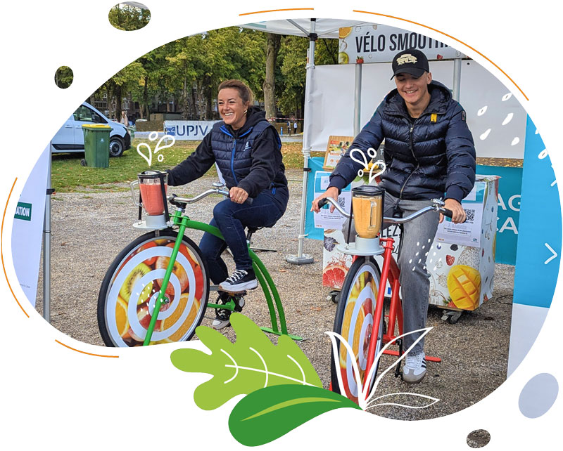 Deux personnes qui font leur smoothie avec des vélos blenders Original Vert et Rouge