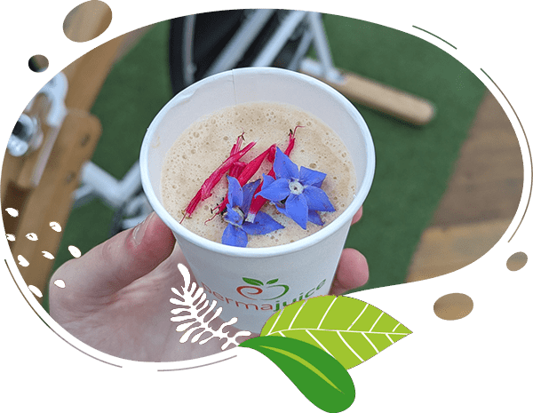 Animation smoothies avec fleurs comestibles dans le gobelet permajuice