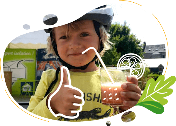 Enfant dégustant son smoothie après avoir pédalé