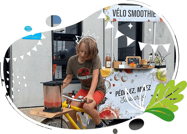 Enfant pédalant sur un vélo blender adapté aux plus jeunes