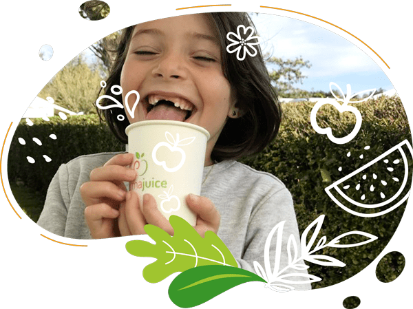 Enfant avec un smoothie dans un contexte d’alimentation saine