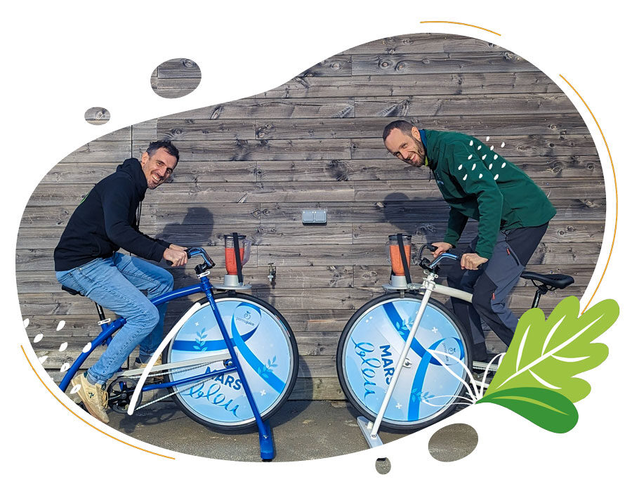 Personnes qui pédalent sur deux vélos smoothies personnalisés Mars Bleu