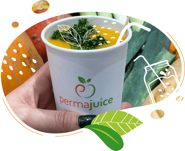 Un gobelet Permajuice avec de la soupe et des toppings sur le dessus