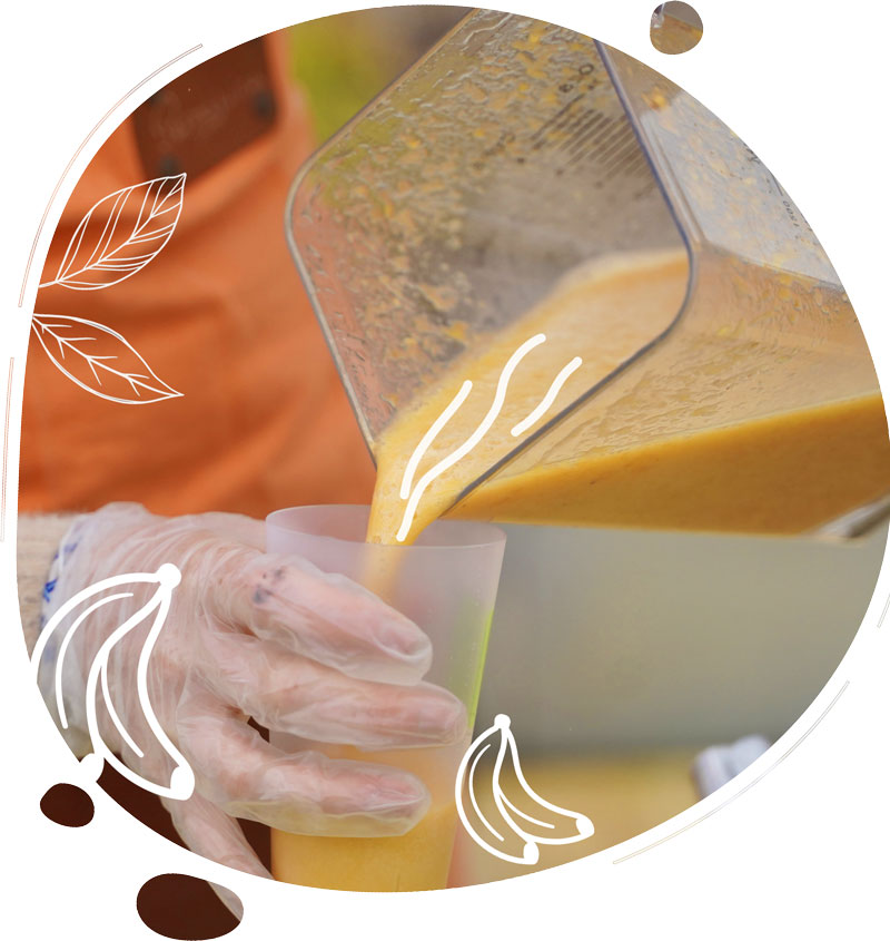 Visuel présentant le versement d'un smoothie à partir d'un blender Omniblend de 1,5L