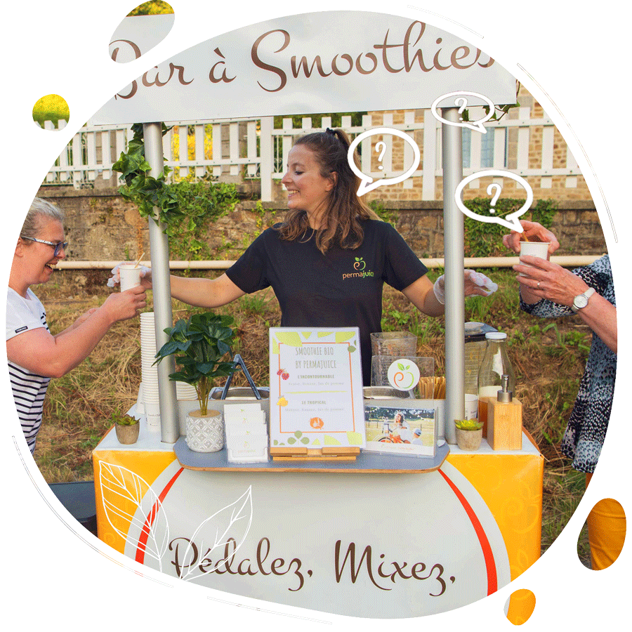 Visuel présentant une animatrice utilisant le présentoir avec fronton pour servir les smoothies