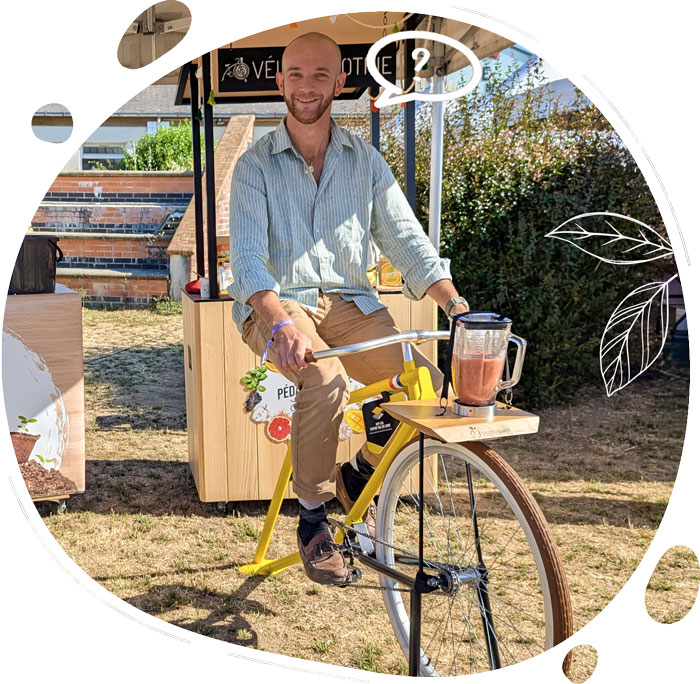 Une personne réalisant son smoothie sur un vélo smoothie Vintage, avec point d'interrogation sur la photo