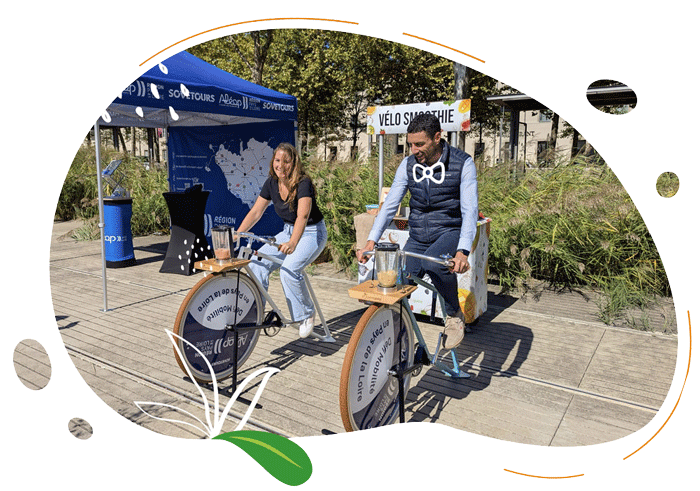 Deux personnes qui font leur smoothie sur deux vélos Vintage personnalisés à l'image de la structure Sovetours