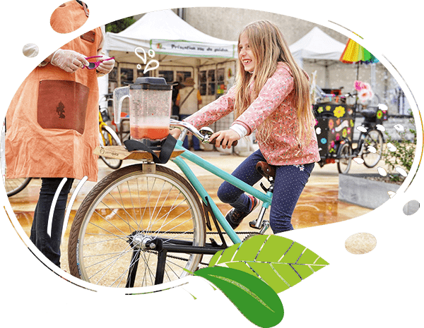 Enfant qui fait son smoothie sur un Vélo Blender Vintage Mini bleu dans un cadre festif